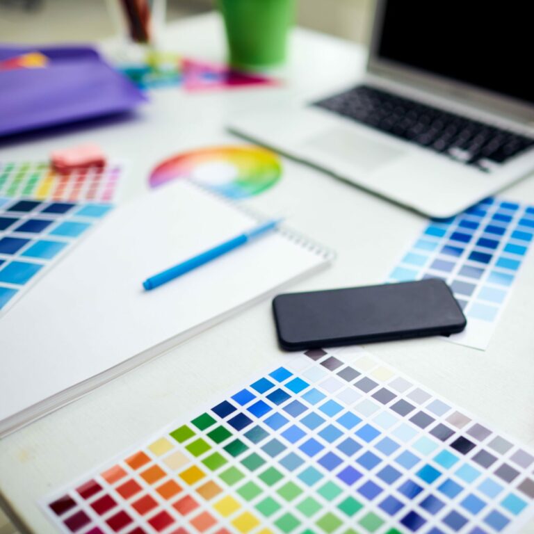 Bei Direktmarketing-Mailings werden Farbskalen für Drucksachen vom Designer genutzt